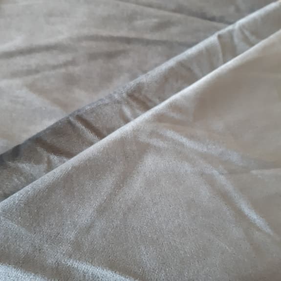 Silver/grått mjukt sammetstyg med fin lyster 146x140 cm