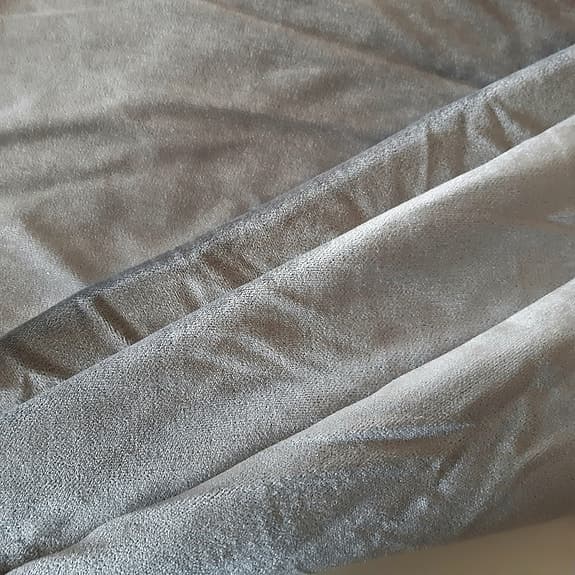 Silver/grått mjukt sammetstyg med fin lyster 146x140 cm