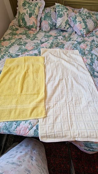 Två oanvända handukar