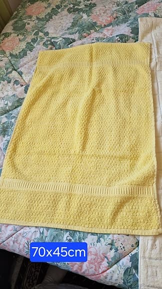 Två oanvända handukar