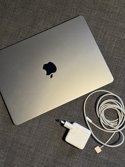 MacBook Air 13,6” M2 – 8GB / 256GB – Mycket fint skick