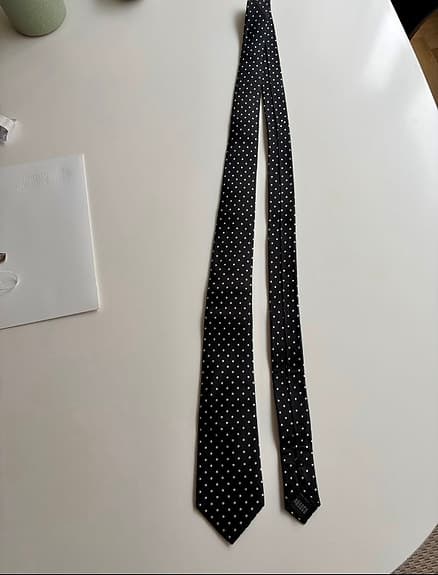 Svart slips silvriga prickar