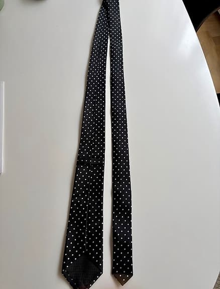 Svart slips silvriga prickar