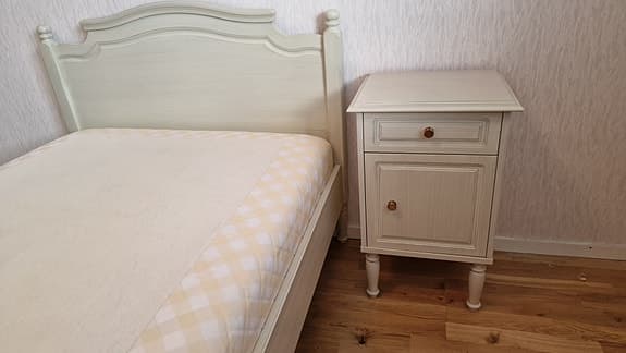 Säng med sängbord