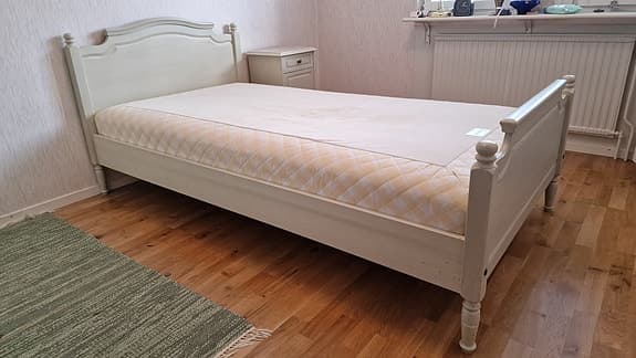 Säng med sängbord