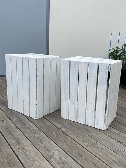 Vitmålade trälådor