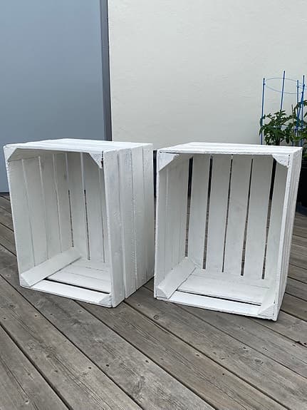 Vitmålade trälådor