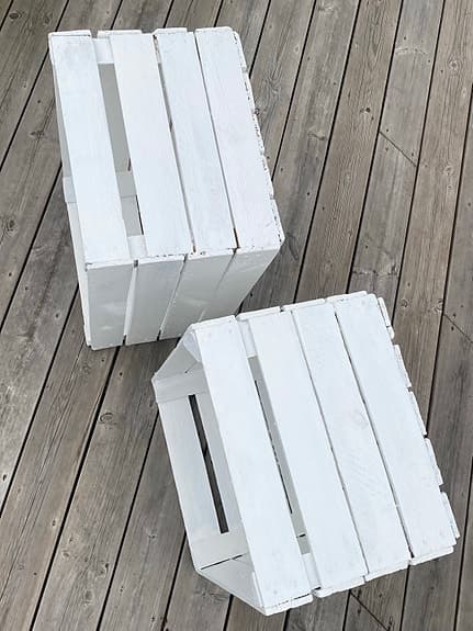 Vitmålade trälådor
