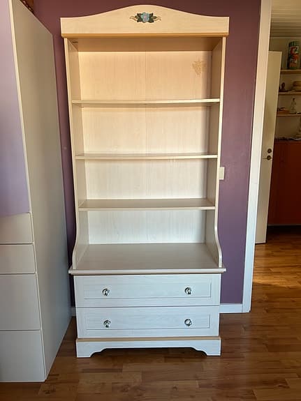 Söt hylla med lådor till barnrummet