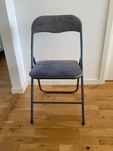 Klappstol i mörkgrå