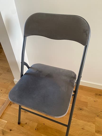 Klappstol i mörkgrå