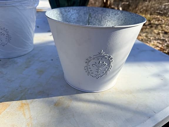 Kruk vit metall med dekorativt mönster 7st för 250kr