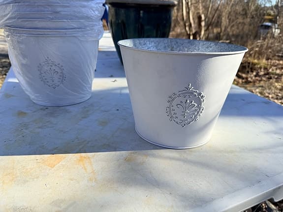 Kruk vit metall med dekorativt mönster 7st för 250kr