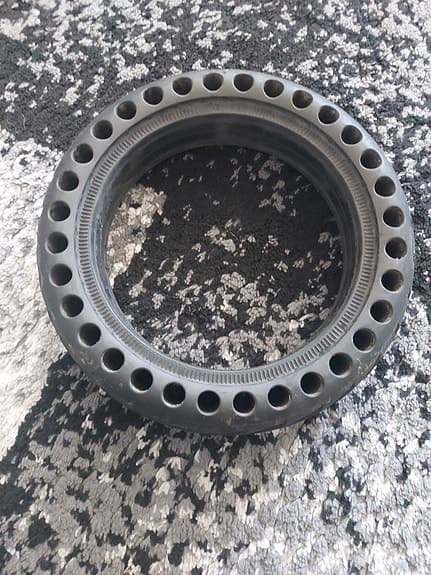 Massivt däck till elsparkcykel svart gummi