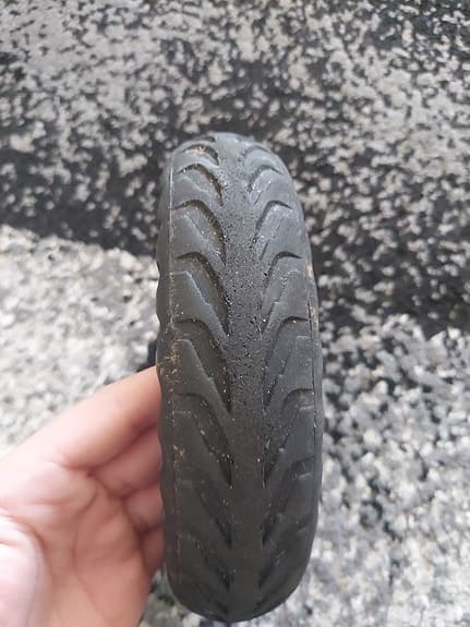 Massivt däck till elsparkcykel svart gummi