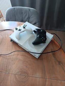 Microsoft Xbox One S med två handkontroller