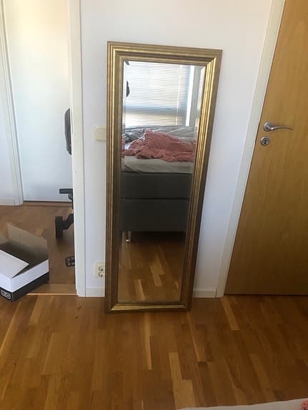 IKEA spegel helkropp med guldfärgad ram