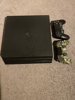 Sony Playstation 4 Pro spelkonsol svart med två handkontroller