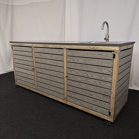 Rustikt utekök med modern känsla