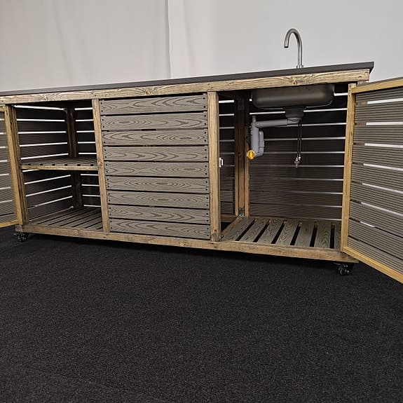 Rustikt utekök med modern känsla