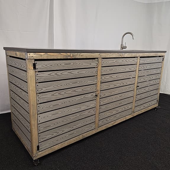 Rustikt utekök med modern känsla