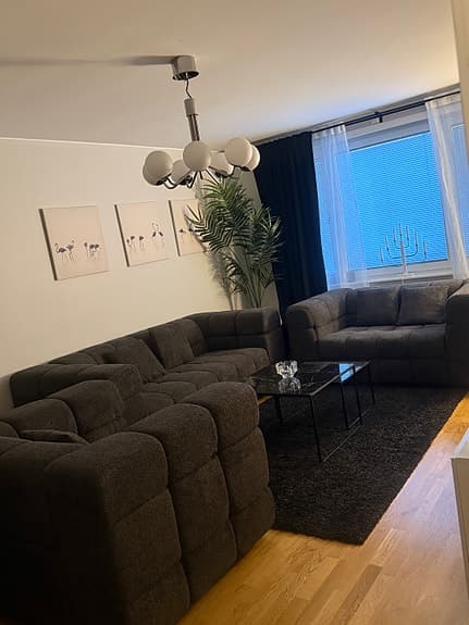 Soffgrupp 3-2-1 + soffbord,  och tavlor – mycket fint skick!