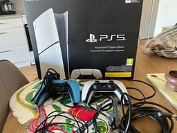 Playstation 5 Digital Edition spelkonsol m. två DualSense-handkontroller vit blå