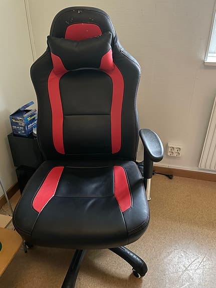 Gaming stol använd men skön att sitta i