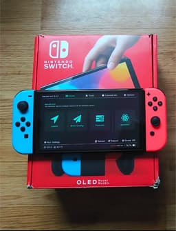 Nintendo Switch OLED opatchad med skärmskydd