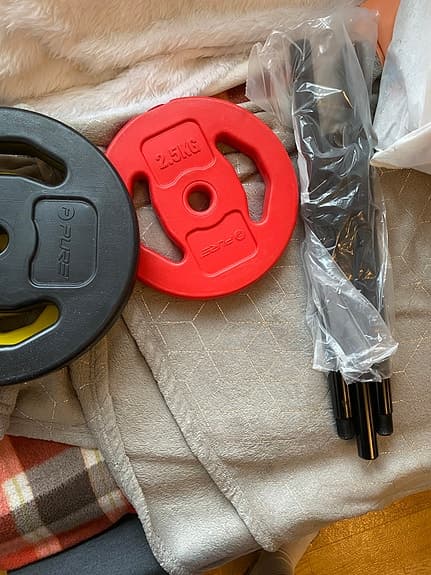 Skivstångset med tillhörande vikter från ”pure”.