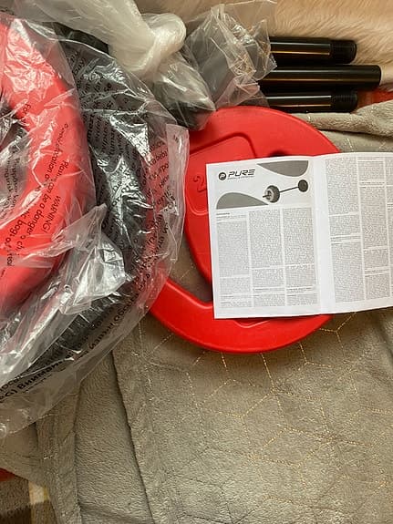 Skivstångset med tillhörande vikter från ”pure”.