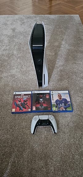 Sony Playstation 5 spelkonsol vit med handkontroll och spel