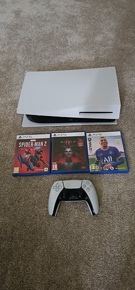 Sony Playstation 5 spelkonsol vit med handkontroll och spel