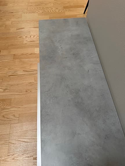 Vit/grå stereobänk