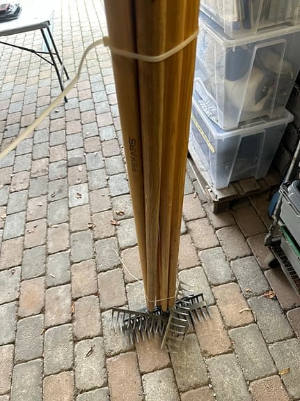 Fiskars räfsa träskaft metallhuvud