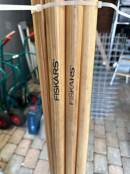 Fiskars räfsa träskaft metallhuvud