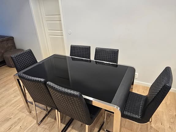 Matgrupp – glasbord + 6 stolar