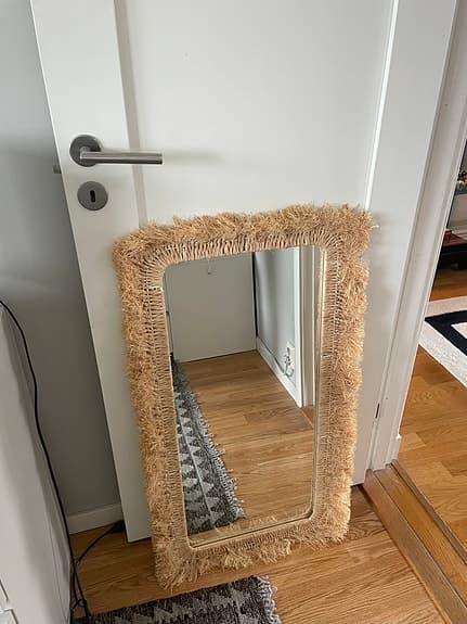 Spegel med ram i strå