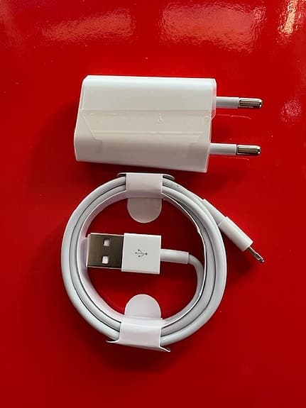 Apple USB-strömadapter och Lightning till USB-kabel