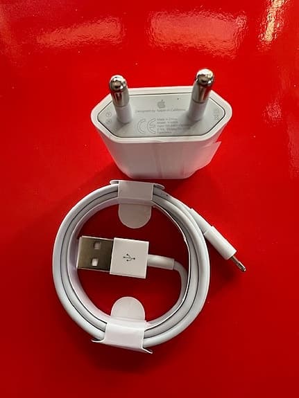 Apple USB-strömadapter och Lightning till USB-kabel