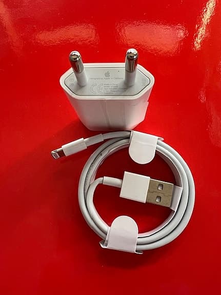 Apple USB-strömadapter och Lightning till USB-kabel