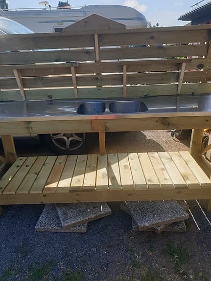 Utan märke utekök trä med diskbänk rostfritt stål