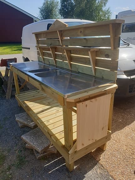 Utan märke utekök trä med diskbänk rostfritt stål