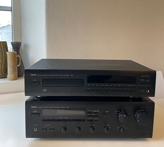Yamaha RX-550 förstärkare och Yamaha CDX-560 cd-spelare svart