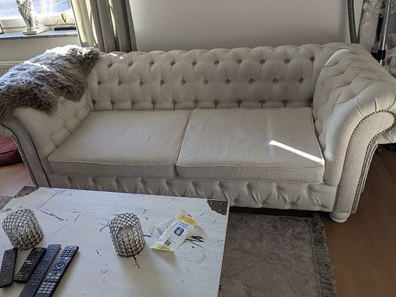 Chester Field-2 sits soffa med nitar och knappar, fin inredning i hemmet