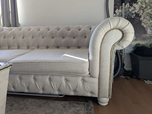 Chester Field-2 sits soffa med nitar och knappar, fin inredning i hemmet