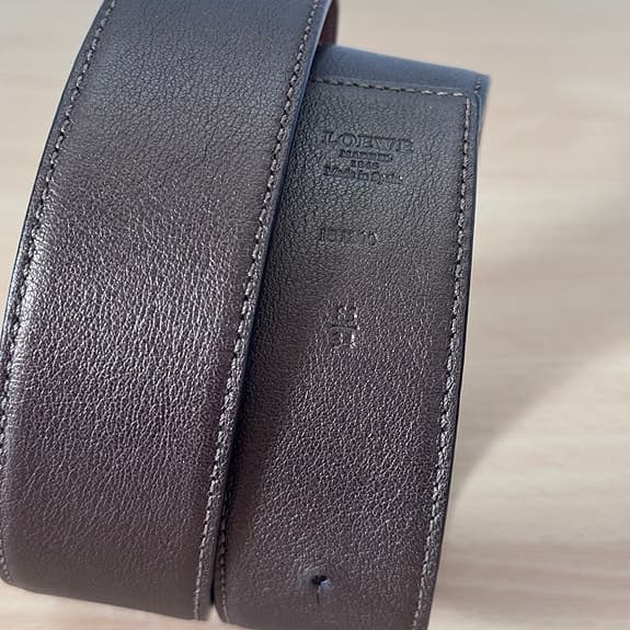 LOEWE Anagram bälte i läder – ikonisk design, mycket fint skick