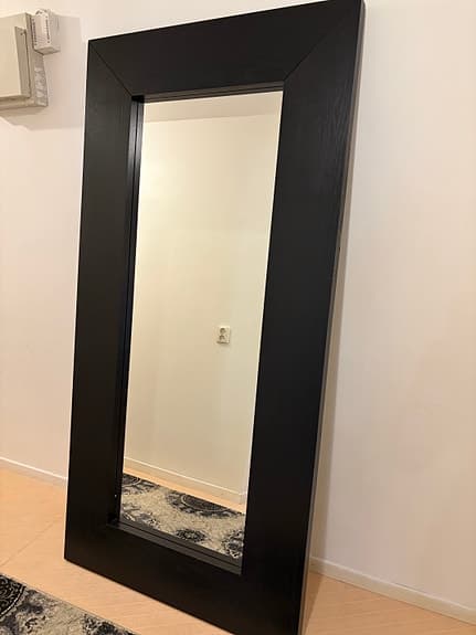 Svart helkroppsspegel