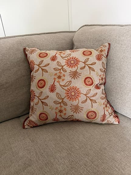 Dekorativ designkudde - varm ton & broderat mönster