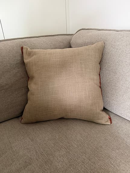 Dekorativ designkudde - varm ton & broderat mönster